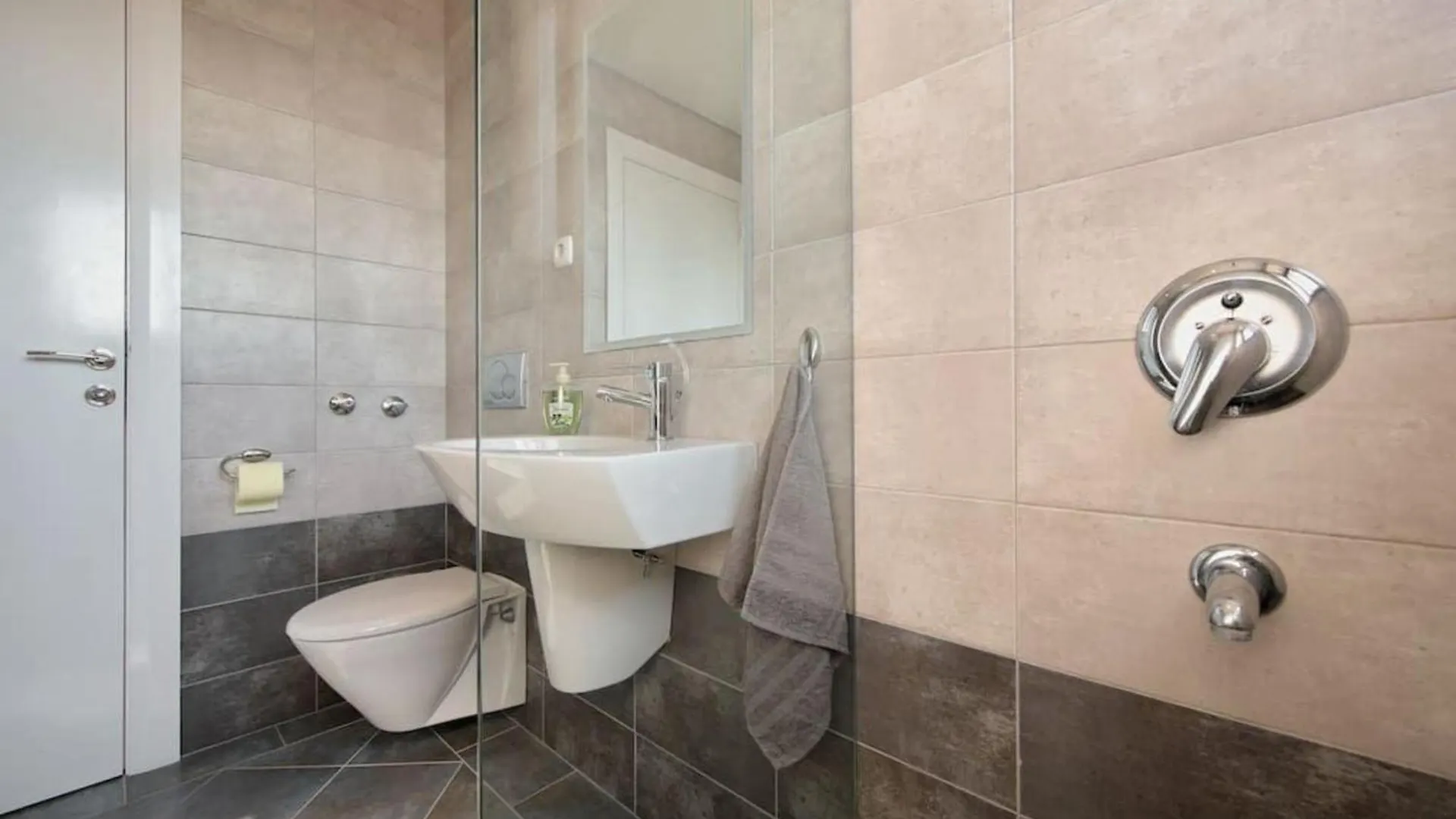 Penthouse Mit Balkon Fuer Fuenf Personen Apartment Bibinje